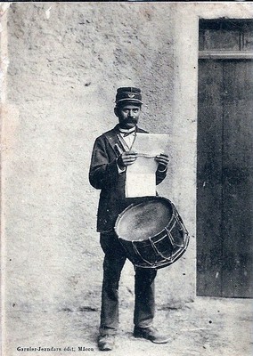 Un garde champêtre et son tambour au début du XXe