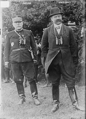 Joseph Joffre (chef d’état-major général de l’armée) ; à droite, Adolphe Messimy (ministre de la Guerre).