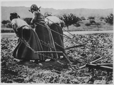 les femmes aux champs (photo de propagande américaine)